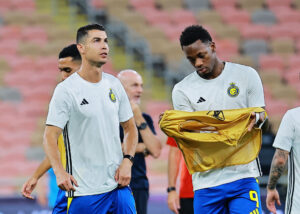 Jhon Duran tager overtrækstrøje på ved siden af Ronaldo.