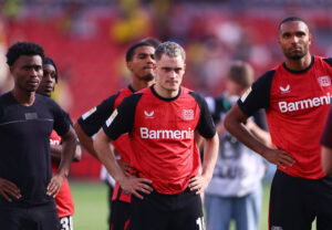 Florian Wirtz står med hænderne i siden efter en Bayer Leverkusen-kamp.