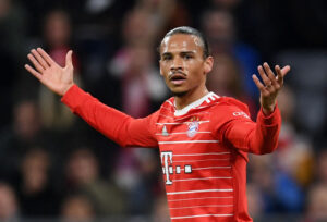 Leroy Sane har armene ud til siden.