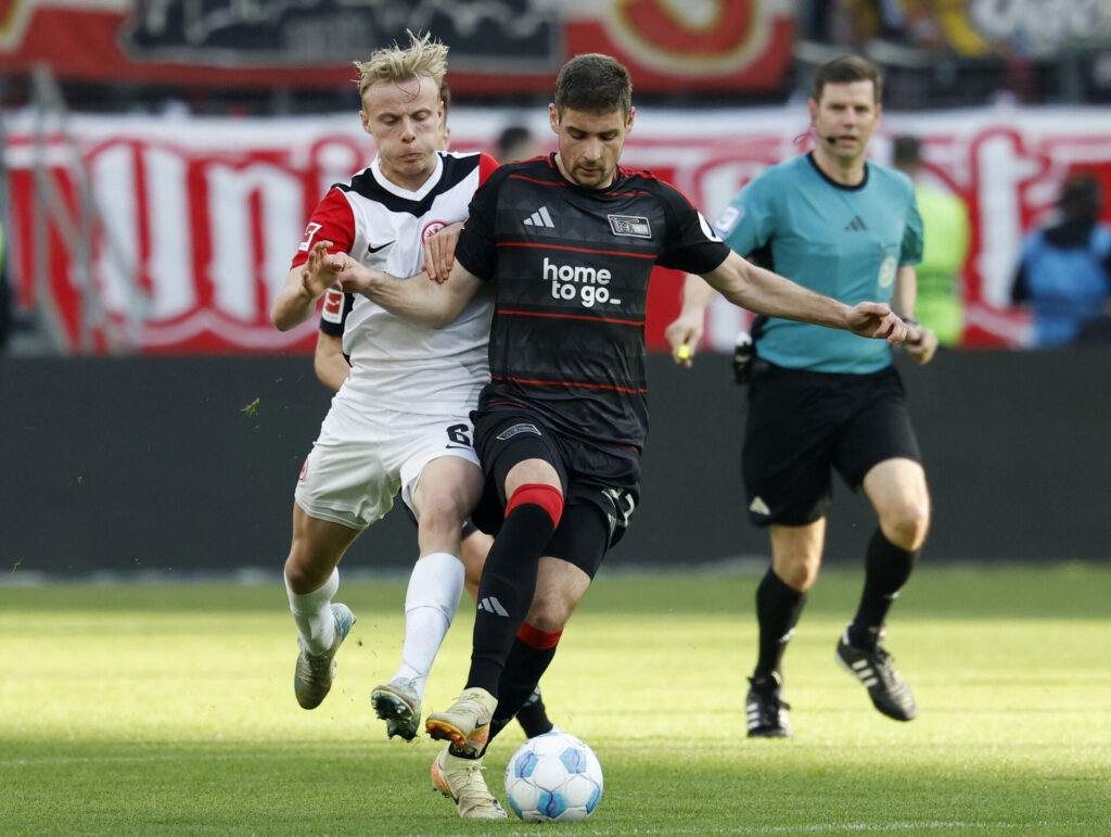 Andrej Ilic i duel med Oscar Højlund.