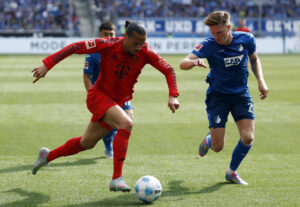 Leroy Sane trækker forbi forsvarsspiller.