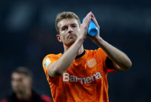 Lukas Hradecky klapper ud til publikum efter en kamp for Bayer Leverkusen.