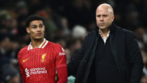 Jarell Quansah snakker til Arne Slot.