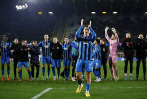 Casper Nielsen hyldes af fans foran sine holdkammerater i Club Brügge