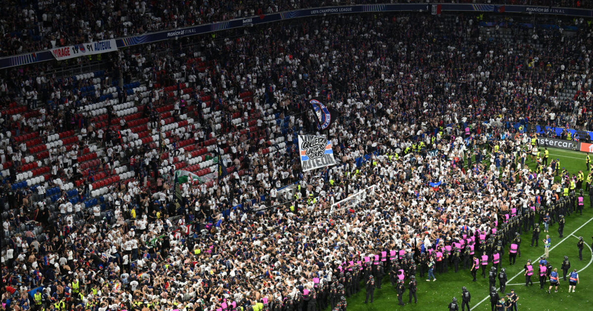 Medie: PSG-fans ville have souvenirs med hjem – Allianz Arena beskadiget Foto: Annegret Hilse TPX IMAGES OF THE DAY/REUTERS