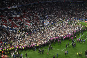 PSG-fans invaderer Allianz Arena.
