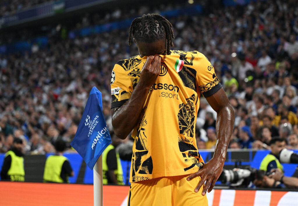 Yann Bisseck med ansigtet i trøjen.