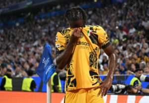 Yann Bisseck med ansigtet i trøjen.