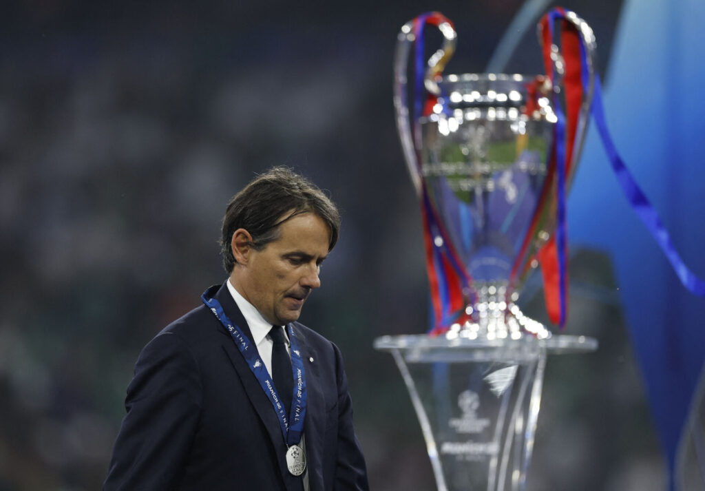 Simone INzaghi går forbi Champions League-pokalen efter den tabte finale