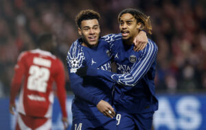 Bradley Barcola og Desire Doue fejrer en scoring for Paris Saint-Germain