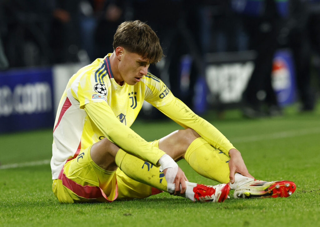 Nicolo Savona sidder skuffet på banen.