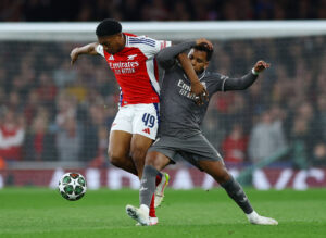 Myles Lewis-Skelly i aktion for Arsenal mod Real Madrid.