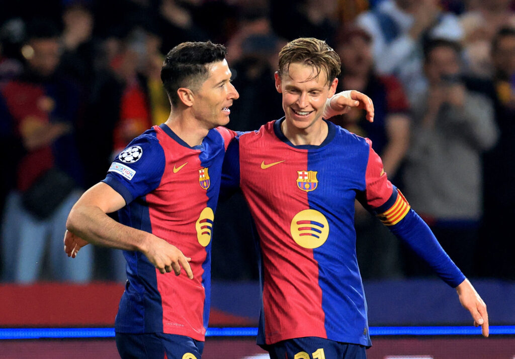 Frenkie de Jong og Robert Lewandowski fejrer en FC Barcelona-scoring.