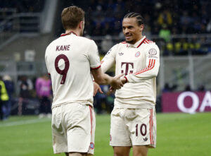 Leroy Sané klapper Harry Kane i hænderne ved en udskiftning under en kamp for FC Bayern München.
