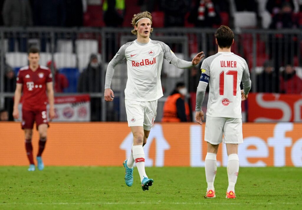 Maurits Kjærgaard giver highfive til holdkammerat.