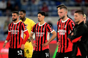 Tijjani Reijnders med armene i siden.