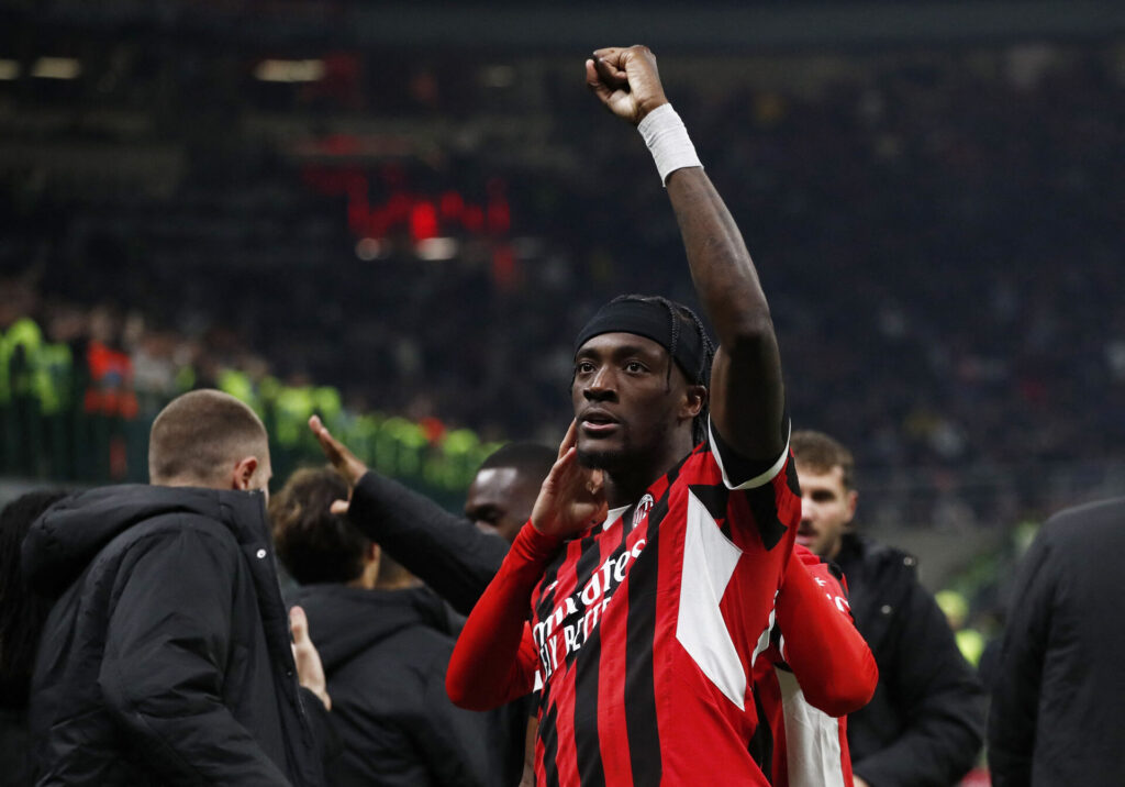 Tammy Abraham rækker armen i vejret.