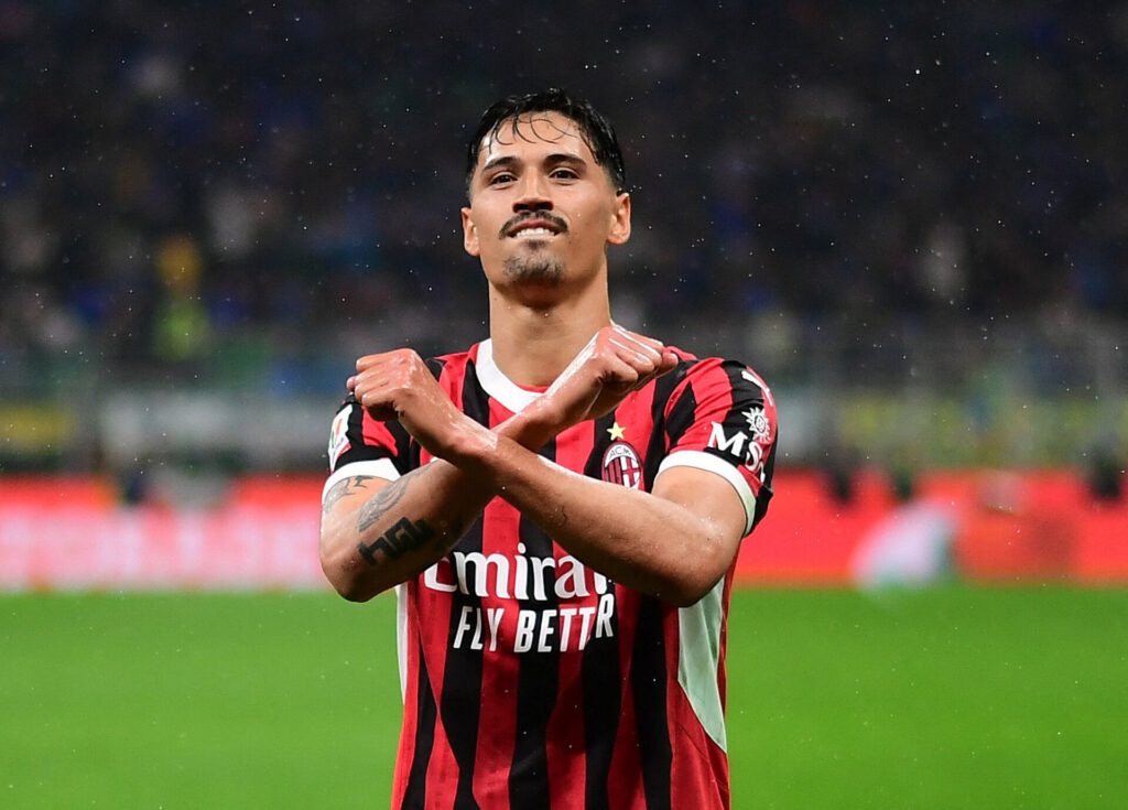 Tijjani Reijnders krydser armene efter en scoring for AC Milan.