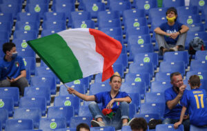 Fan flager med det italienske flag.