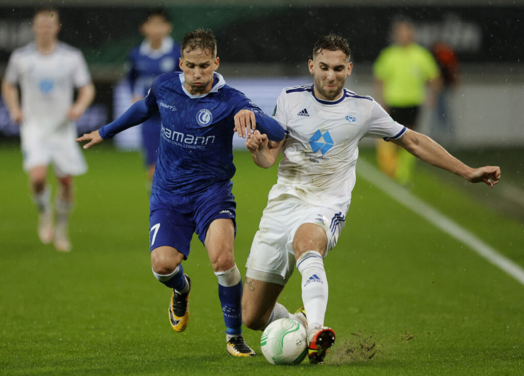 Andrew Hjulsager i duel om bolden.