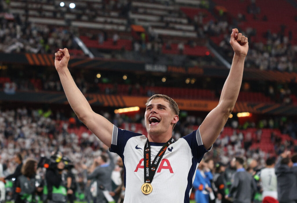 Micky van de Ven jubler vildt.