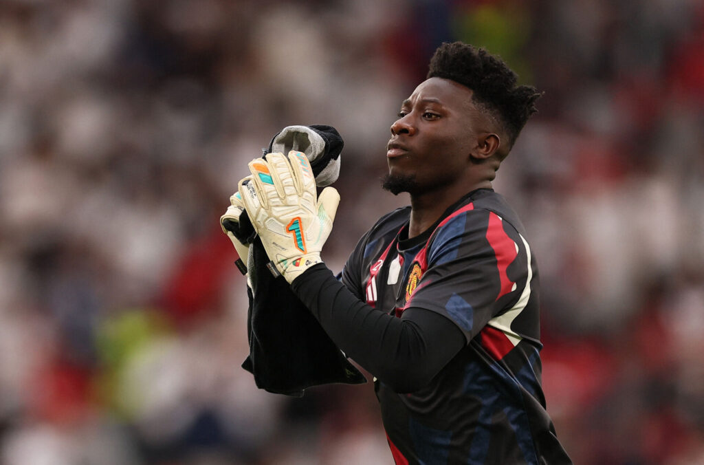 Manchester Uniteds Andre Onana klapper ud til tilskuerne.