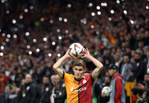 Elias Jelert har bolden over hovedet for at kaste indkast.