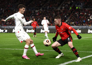 Adrien Truffert i kamp mod AC Milan.