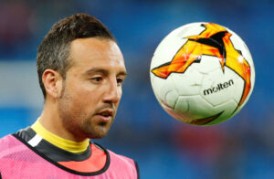 Santi Cazorla har bolden foran hovedet.