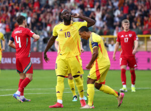 Romelu Lukaku og Youri Tielemans jubler over scoring mod Wales i VM-kvalifikationen