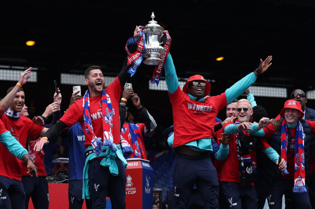 Marc Guehi er med til at løfte FA Cup trofæet