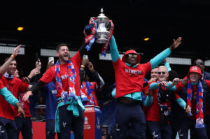 Marc Guehi er med til at løfte FA Cup trofæet