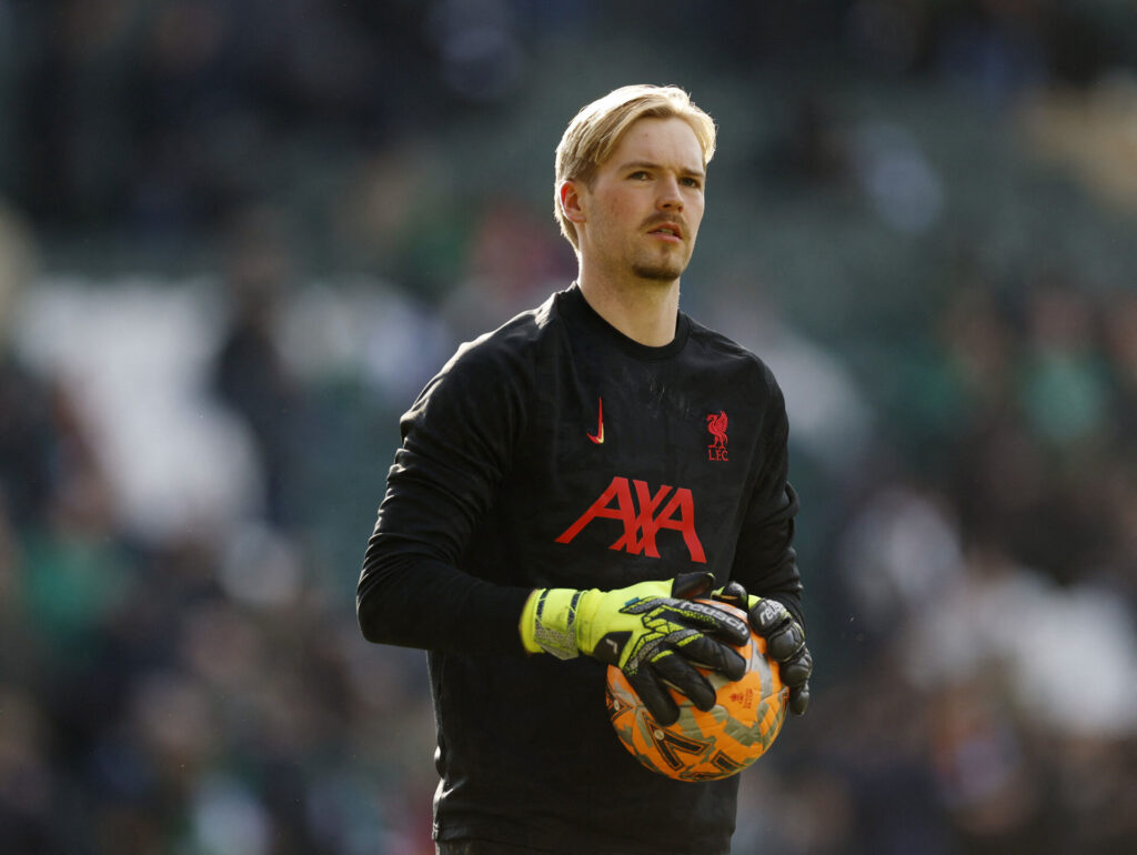 Caoimhin Kelleher står med bolden i hænderne under en opvarmning før en kamp for Liverpool.