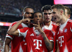 Michael Olise fejrer en scoring for Bayern München med sine holdkammerater.