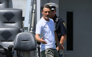 Niko Kovac holder hånden frem.