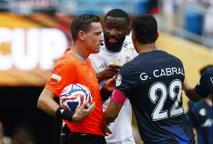 Antonio Rüdiger diskuterer med kampens dommer ved klub-VM.