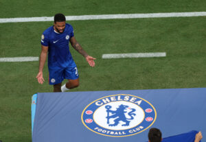 Reece James snakker med bænken.