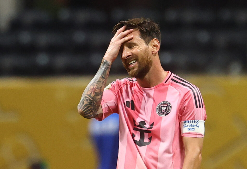 Lionel Messi tager sig til hovedet.