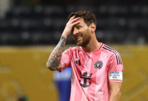 Lionel Messi tager sig til hovedet.