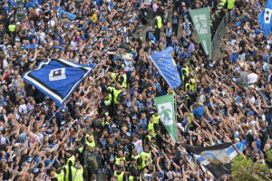 HSV's fans jubler efter oprykning.