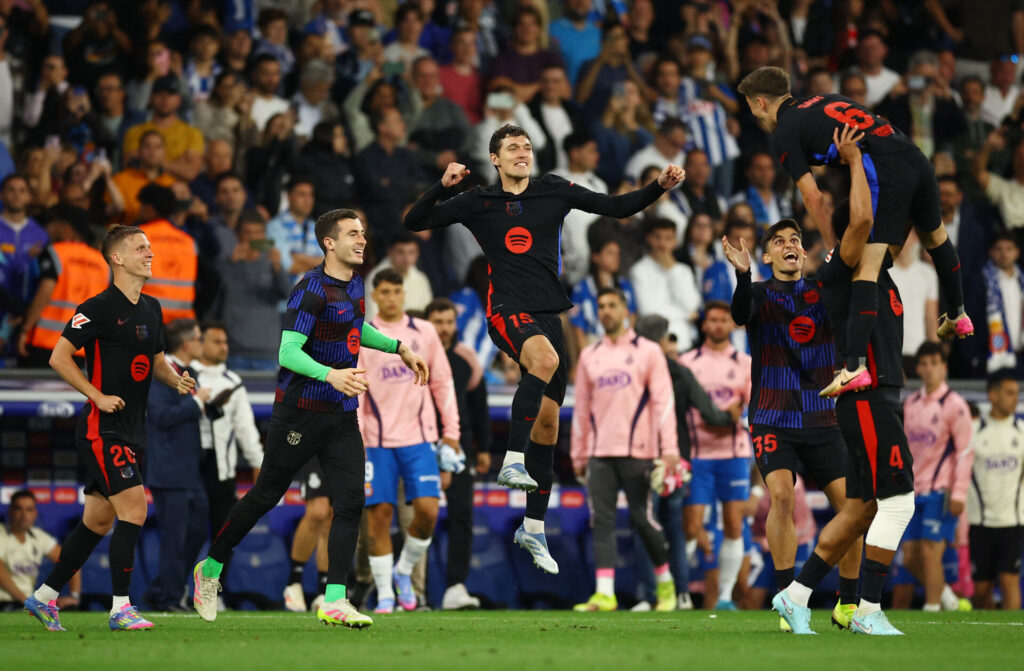 Andreas Christensen jubler over at have vundet det spanske mesterskab med FC Barcelona.