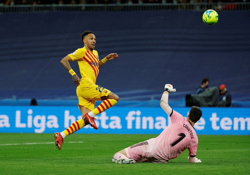 Pierre-Emerick Aubameyang scorer på Thibaut Courtois under en kamp mellem FC Barcelona og Real Madrid.