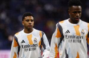 Rodrygo varmer op for Real Madrid, imens Vinicius Junior også ses i billedet