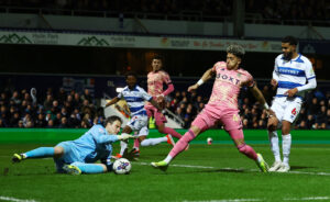 Mateo Joseph prikker til bolden.