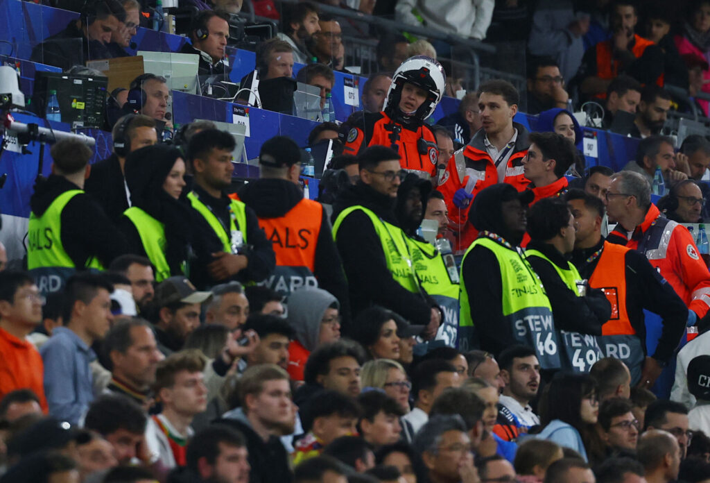 Læger forsøger at hjælpe den nu afdøde fan under Nations League-finalen.