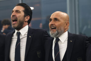Gianluigi Buffon og Luciano Spalletti synger den italienske nationalmelodi før en landskamp med Italien