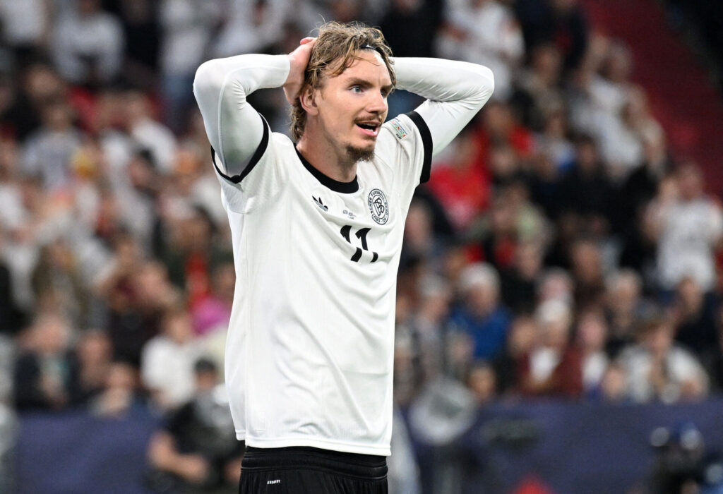 Nick Woltemade tager sig til hovedet.