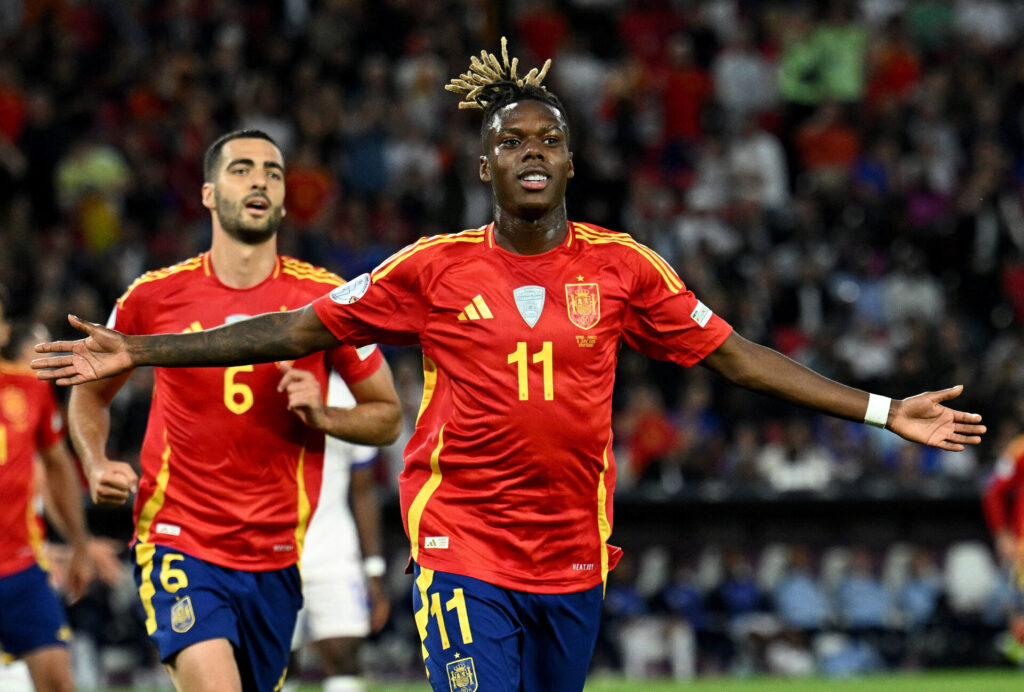 Nico Williams fejrer en scoring ved at række armene ud til siden under en landskamp for Spanien