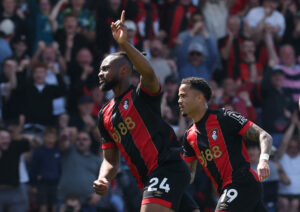 Antoine Semenyo og Justin Kluivert fejrer en scoring for Bournemouth