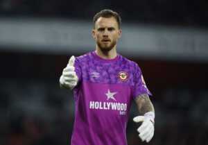 Mark Flekken under en Brentford-kamp.